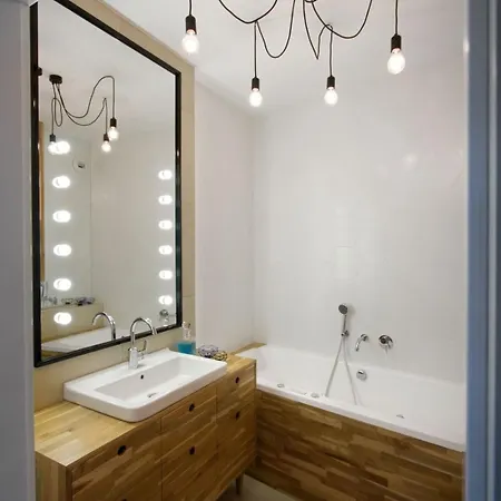 2 Bathrooms, Jacuzzi And Free Parking X2 *